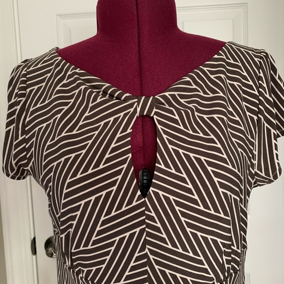 Ann Taylor Dress, geometric pattern size 8. - Picture 2 of 3